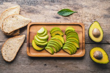 Avokado, tahtadan bir sepette Avokado, kahvaltı.