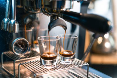 Evdeki makineden kahve yap.