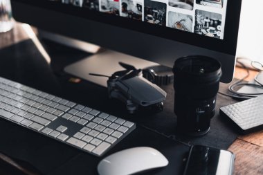 Ofis masası ve bilgisayar evde çalışıyor.