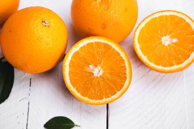 Stüdyoda beyaz ahşap arka planda portakallar