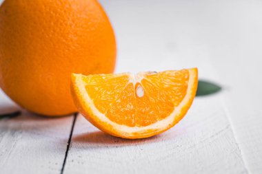 Stüdyoda beyaz ahşap arka planda portakallar