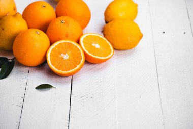 Stüdyoda beyaz ahşap arka planda portakallar