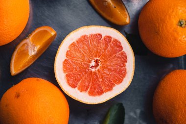 Portakal, Greyfurt, Çelik zemin üzerinde limon Stüdyoda