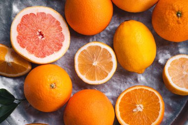 Portakal, Greyfurt, Çelik zemin üzerinde limon Stüdyoda