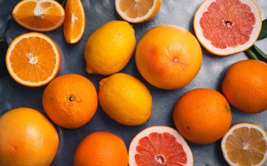 Portakal, Greyfurt, Çelik zemin üzerinde limon Stüdyoda