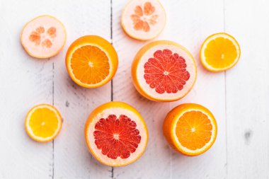 Dilimlenmiş portakallar, greyfurt, stüdyodaki beyaz arka planda detay