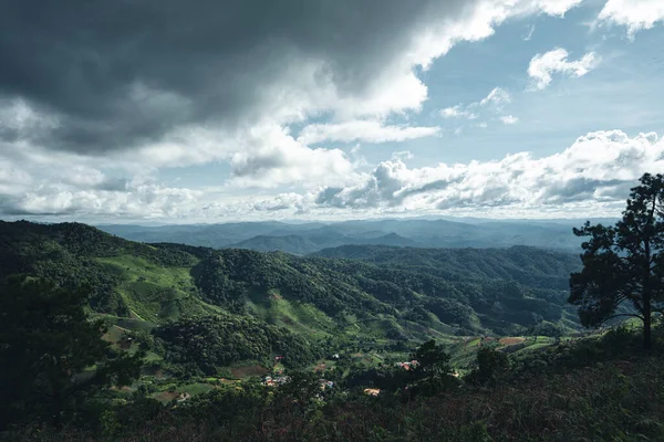 Montañas Bosques Verdes Cielo Diurno Montañas Cielos Naturaleza — Foto de Stock