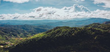 Yağmurdan sonra dağlar ve yeşil ağaçlar