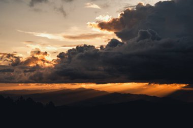 Güney Asya 'da yağmur mevsiminde ormanlar, ağaçlar ve dağlar