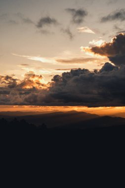 Güney Asya 'da yağmur mevsiminde ormanlar, ağaçlar ve dağlar
