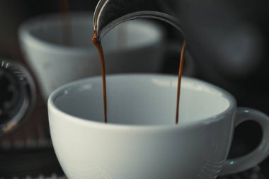 Kahve ve kahve makinesi geldi.