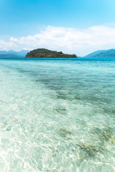 Água Limpa Ilha Mar Azul Brilhante — Fotografia de Stock