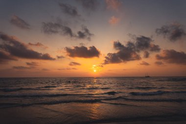 Akşamları deniz ve plaj, deniz manzarası ve akşam kumsalı.