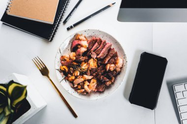 Ev masasındaki tabakta biftek dilimleri..