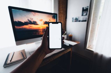Ofis masası ve bilgisayar evde çalışıyor.