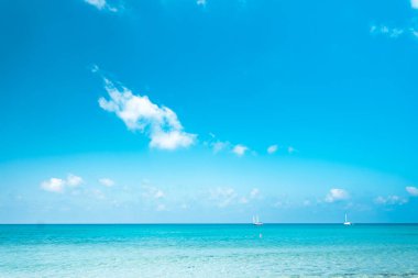 Adadaki berrak su, parlak mavi deniz. 