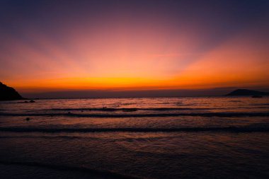 Akşamları deniz ve sahil, deniz manzarası ve akşam kumsalı.