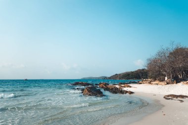 Plaj-Mavi denizi ve kayalık dağları dolaş, Krabi 'de akşam körfezi.