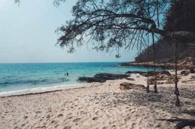 Plaj-Mavi denizi ve kayalık dağları dolaş, Krabi 'de akşam körfezi.