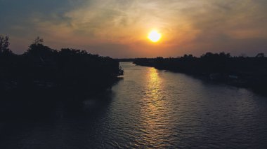 Akşamları deniz ve sahil, deniz manzarası ve akşam kumsalı.