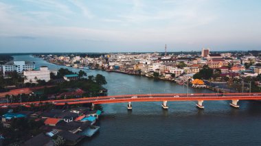 Surat şehrinde kırmızı pirinç nehri köprüsü