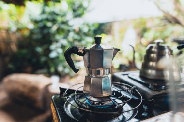 Evdeki makineden kahve yap.