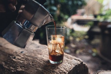 Evdeki makineden kahve yap.