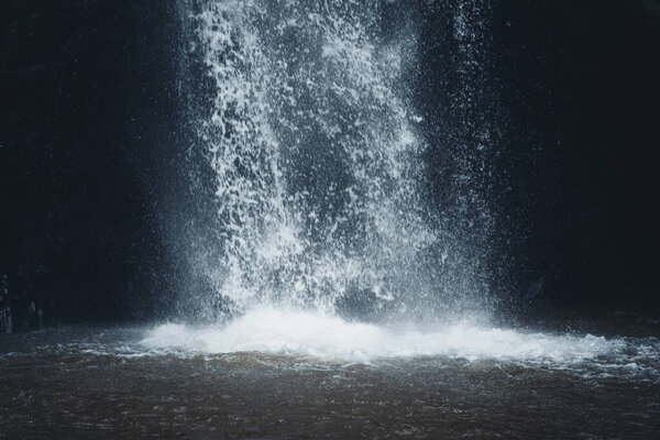 Водопад в природном путешествии