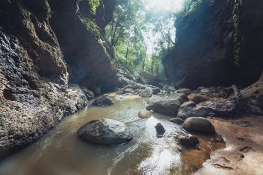 Şelale ve rock Pai 'de küçük doğal şelale