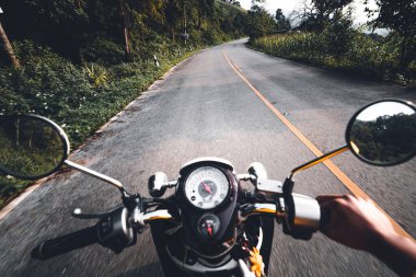Motosiklet sürerken yol ve dağ manzarası