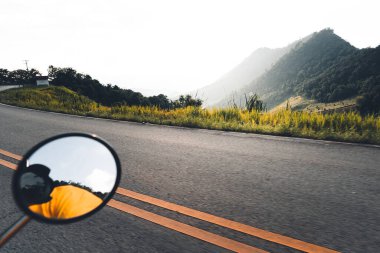 Motosiklet sürerken yol ve dağ manzarası