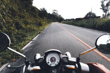 Motosiklet sürerken yol ve dağ manzarası