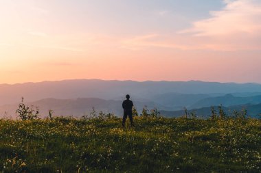Alacakaranlık renk dağı Alacakaranlık günbatımından sonraki dağ vadisi Mavi mor