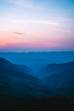 Alacakaranlık renk dağı Alacakaranlık günbatımından sonraki dağ vadisi Mavi mor