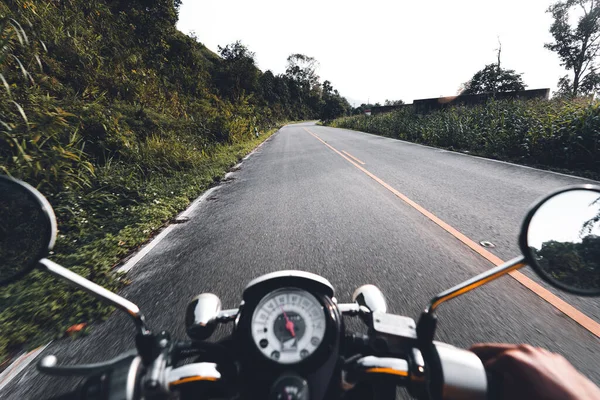 Motosiklet sürerken yol ve dağ manzarası