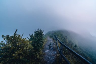 Dağlar ve sis tepede sisli bir manzarada