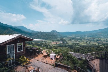 Yağmurdan sonra dağlar ve yeşil ağaçlar