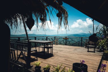  Gün boyunca dağ manzarası ve açık gökyüzü gezmek