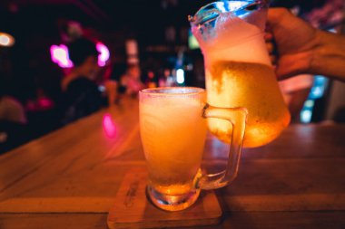 Bardaklara bira döküldü.