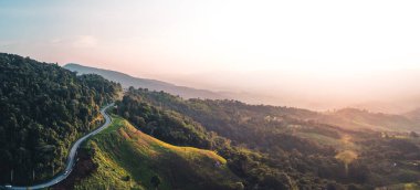 Akşamları tepede, manzara, dağ manzarası.
