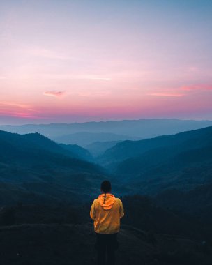 Akşamları tepede, manzara, dağ manzarası.