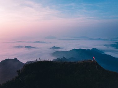 Sis ve dağ manzarası Dağlar ve sis sabah manzarası Mavi mor