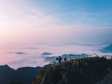 Sis ve dağ manzarası Dağlar ve sis sabah manzarası Mavi mor