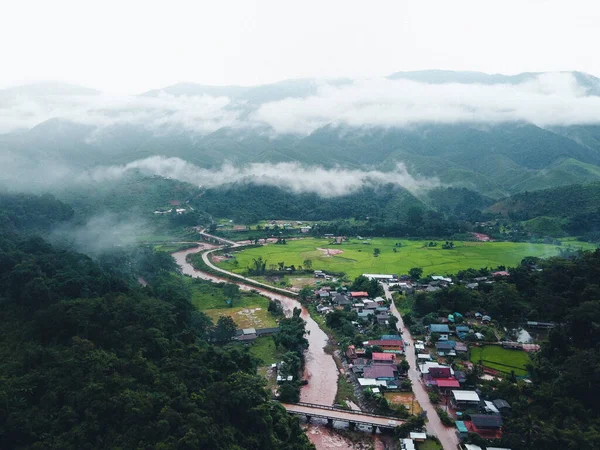 Köy Dağlarla Yeşil Pirinç Tarlalarıyla Çevrili — Stok fotoğraf