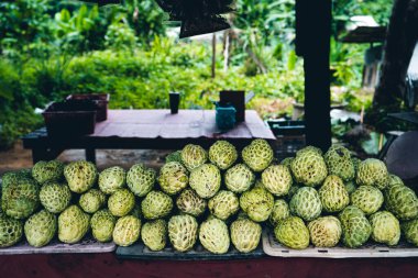Sokak meyvesi ve sebze pazarı Taze mevsimlik meyve ve sebzeler