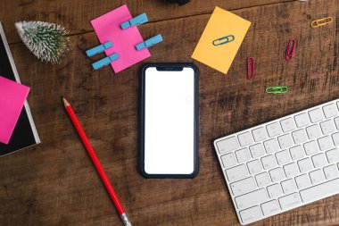 Masadaki akıllı telefonlar ve yeşil cihazlar, modeller.