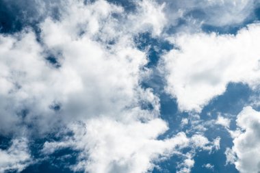 Açık mavi gökyüzü arkaplanı, arka planda bulutlar