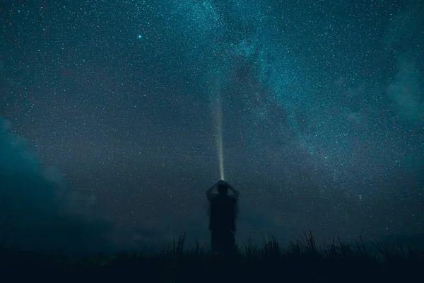 银河和夜空中的星星在田野里 莫德色调 — 图库照片
