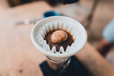 Kahve damlatan barmen ve yavaş kahve barı tarzı. 
