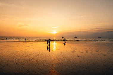 Akşam atmosferi Yazın alacakaranlıkta adada Orange Sahili